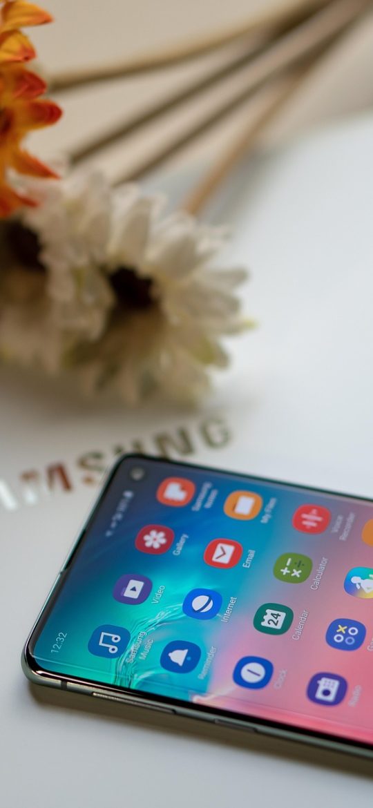图片去水印 App 前后对比界面，屏幕上下分屏展示处理前带角标与处理后干净的同一张图片，中间有可拖动的分割线